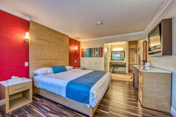 Hollywood City Inn 6